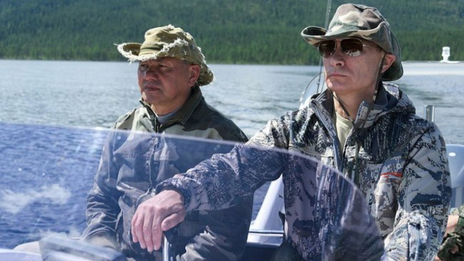 VIVA Militer: Jenderal Sergey Shoigu bersama Presiden Vladimir Putin