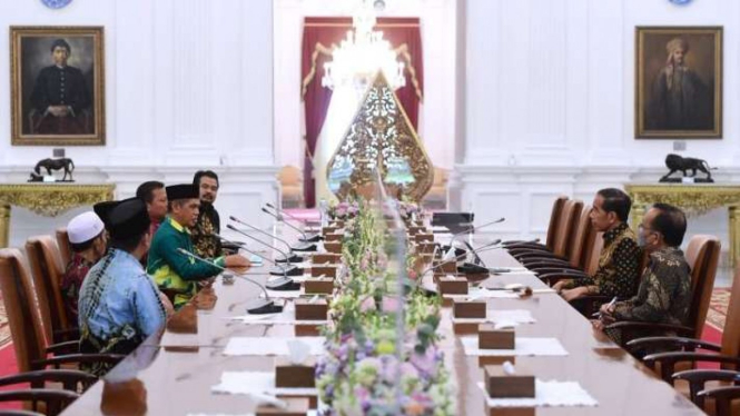 Presiden Joko Widodo (Jokowi) menerima Panitia Muktamar Melayu-Banjar di Istana Merdeka, Jakarta, Selasa, 17 Januari 2023.