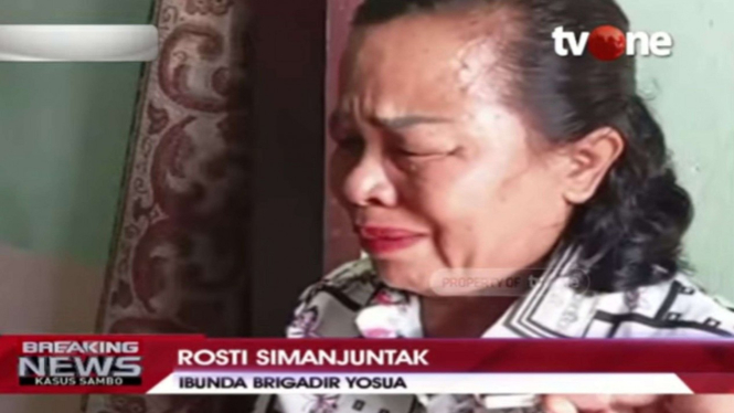 Rosti Simanjuntak, ibunda Brigadir J nangis histeris