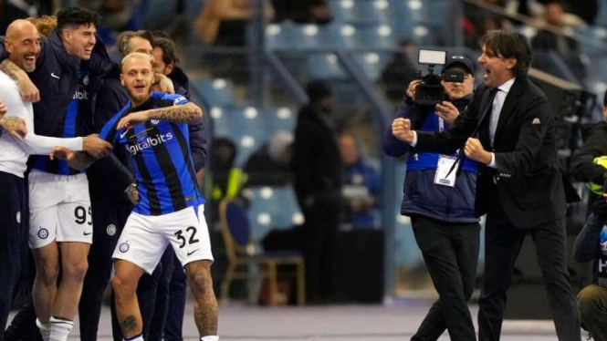 Pelatih Inter Milan, Simone Inzaghi rayakan juara Piala Super Italia 2022