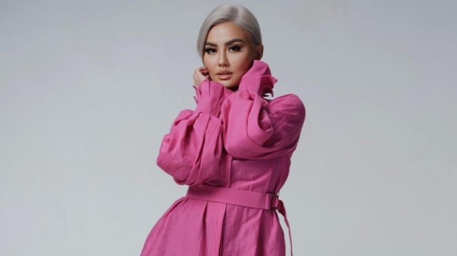 Agnez Mo Unggah Foto Pakai Gaun Putih Dan Bawa Sebuket Bunga Bareng ...