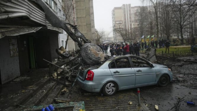 Sebuah kecelakaan helikopter di kota Brovary wilayah Kiev, Ukraina pada Rabu menewaskan 18 orang, termasuk menteri dalam negeri negara.