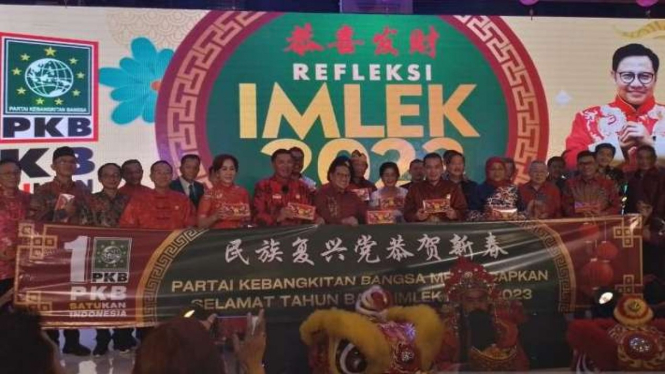 Ketua Umum PKB Muhaimin Islandar berfoto bersama dalam perayaan Imlek 2574 di Jakarta, Rabu, 18 Januari 2023.