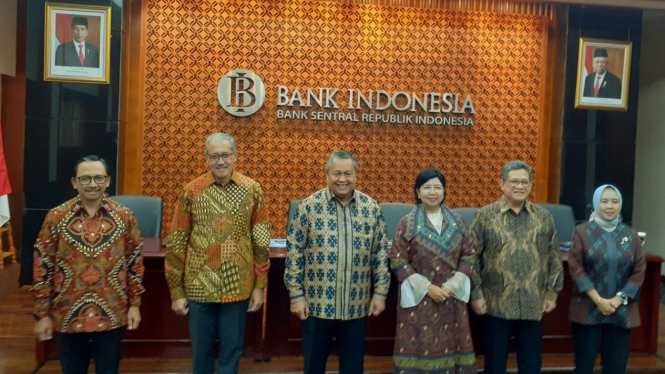 Gubernur Bank Indonesia (BI) Perry Warjiyo bersama para Deputi Gubernur.