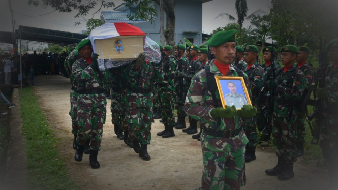 VIVA Militer: Proses pemakaman militer Mayor Inf Herold Yan Theo 