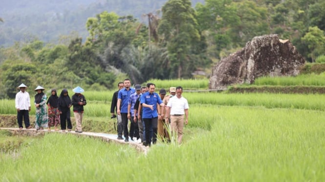 Ketua Fraksi Partai Demokrat DPR RI Edhie Baskoro Yudhoyono di Desa Bandar