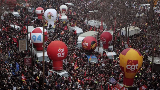 Jutaan warga Prancis melakukan protes di jalan-jalan menentang rencana perubahan masa pensiun di Paris, Prancis.