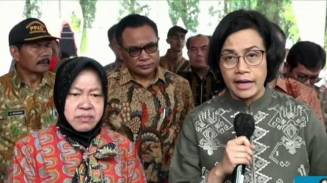 Menteri Keuangan Sri Mulyani Indrawati dan Menteri Sosial Tri Rismaharini.