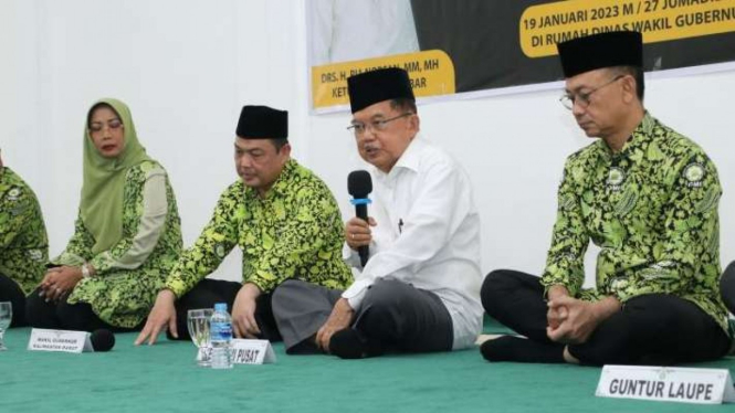 Ketua Umum Dewan Masjid Indonesia (DMI) Jusuf Kalla bersilahturahmi dengan pengurus DMI Kalimantan Barat di Pontianak, Jumat, 20 Januari 2022.