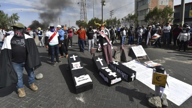 Ribuan orang memadati ibu kota Peru melakukan protes terhadap Presiden Dina Boluarte dan untuk mendukung pendahulunya, Pedro Castillo.