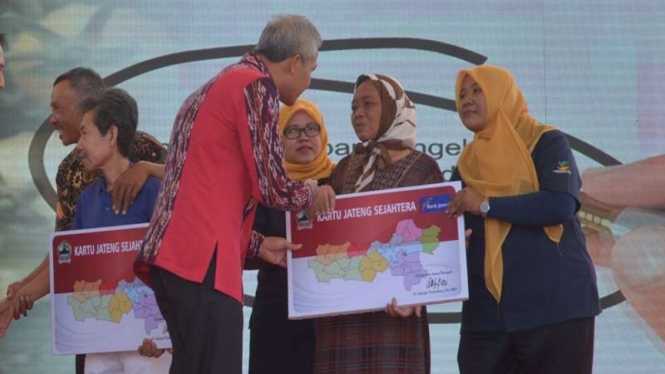 Gubernur Jawa Tengah Ganjar Pranowo menyerahkan bantuan kartu jateng sejahtera