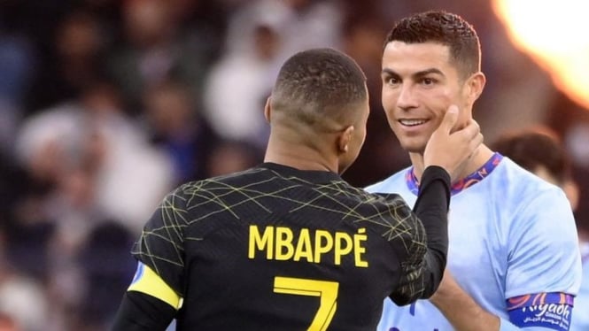 Kylian Mbappe memeriksa memar di wajah Ronaldo