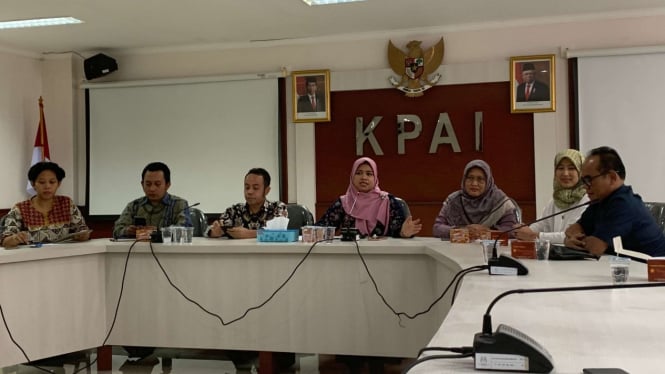 Ketua KPAI Ai Maryati Solohah, tengah