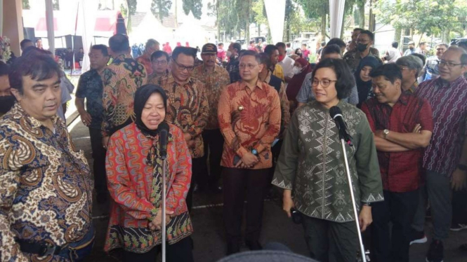  Menteri Keuangan  Sri Mulyani dan Menteri Sosial Tri Rismaharani di Malang.