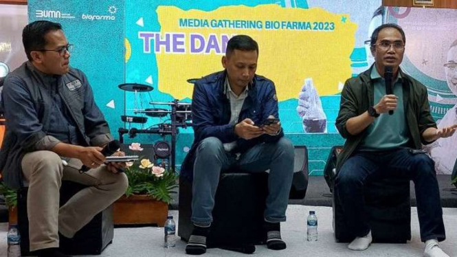 Direktur Utama PT Bio Farma Honesti Basyir (kanan) dan Direktur Transformasi dan Digital Bio Farma Soleh Ayubi (tengah) dalam acara temu media di Kabupaten Subang, Jawa Barat, Jumat malam, 20 Januari 2023.