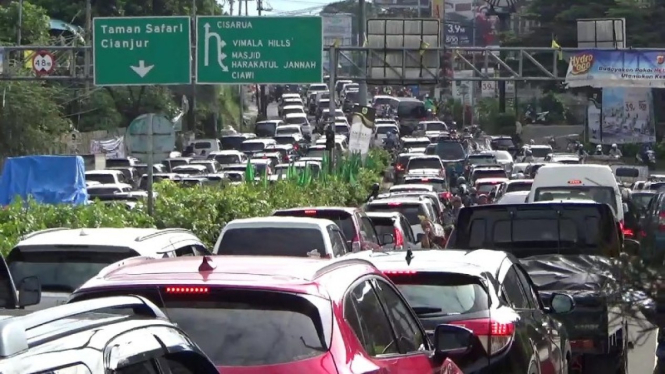 Arus lalu lintas padat pada Libur panjang akhir pekan Imlek 2023 di kawasan Puncak, Bogor.