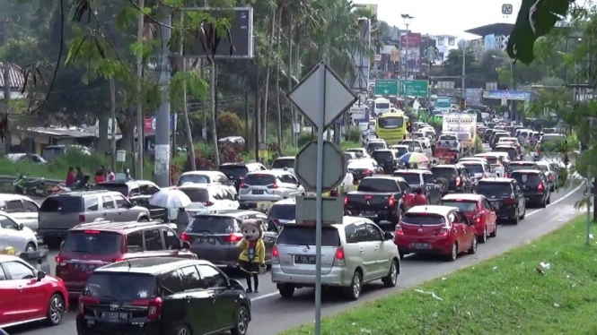 Arus lalu lintas padat pada Libur panjang akhir pekan Imlek 2023 di kawasan Puncak, Bogor.