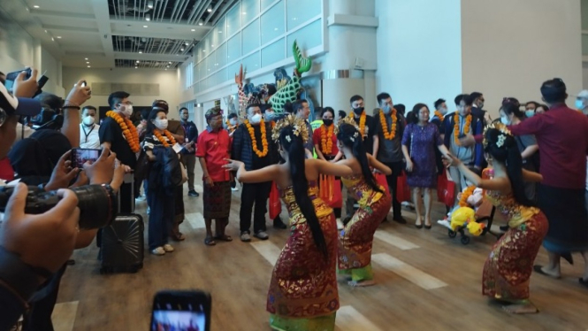 Gubernur Bali Wayan Koster menyambut kedatangan perdana wisatawan China.