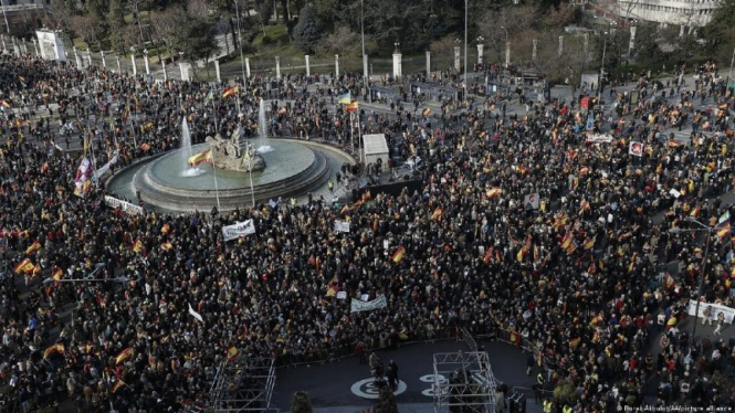 Puluhan ribu orang turun ke jalan dalam unjuk rasa anti pemerintah di Madrid.