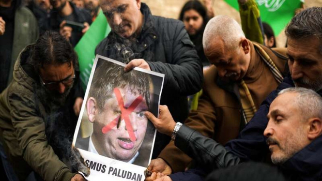 Massa membakar foto politikus Swedia pembakar Al Quran, Rasmus Paludan