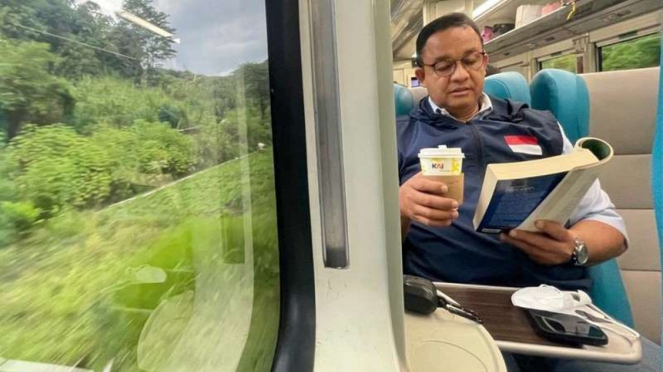 Anies Baswedan menaiki kereta api (KA) Argo Parahyangan