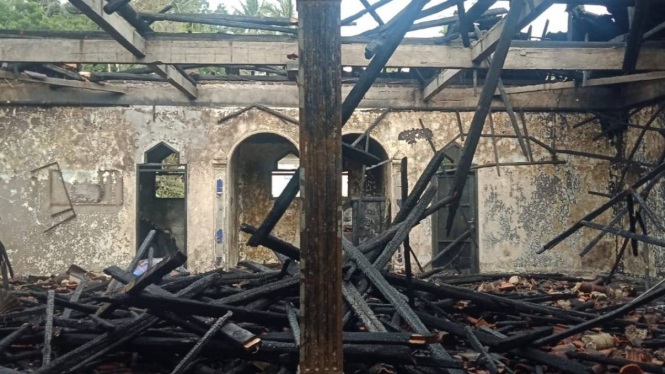 Masjid Al-Hidayah terbakar di Cogreg, Desa Lembang, Kabupaten Garut.
