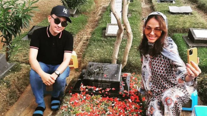 Bunda Corla dan Ruben Onsu Ziarah ke Makam Olga Syaputra