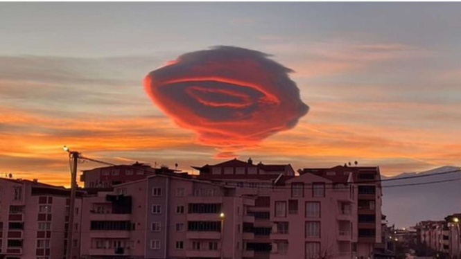 Awan merah besar berbentuk seperti UFO