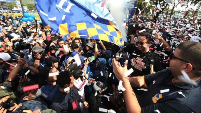 Anies Baswedan Dikerubuti Massa Saat Jalan Sehat Nasdem di Bandung