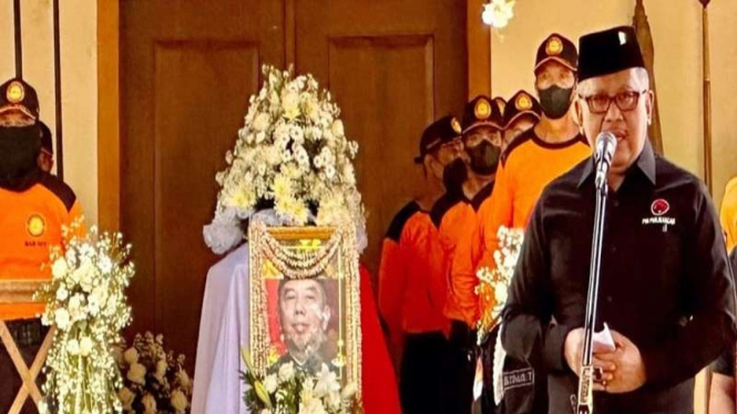 Sekjen PDIP Hasto Kristiyanto menghadiri pemakaman M Prakosa