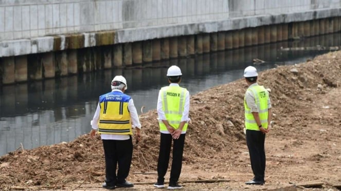 Presiden Joko Widodo, Menteri PUPR, Pj Gubernur DKI di Proyek Sodetan Ciliwung