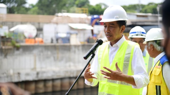 Presiden Jokowi usai meninjau lokasi Sodetan Kali Ciliwung