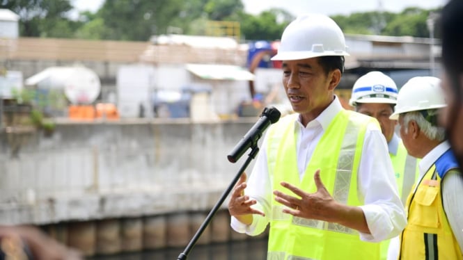 Presiden Jokowi usai meninjau lokasi Sodetan Kali Ciliwung