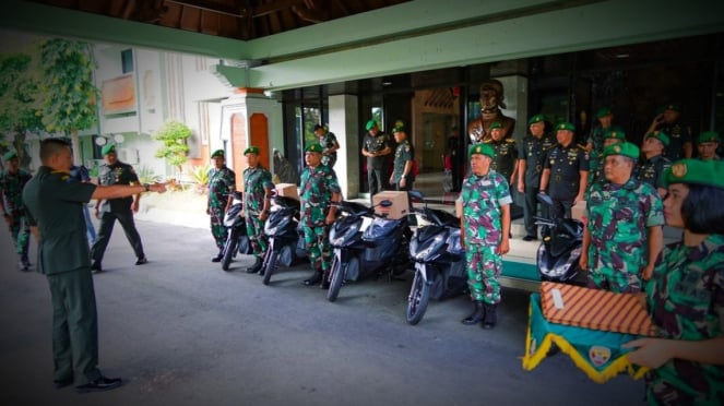 VIVA Militer: Mayjen TNI Sonny Aprianto berikan sepeda motor