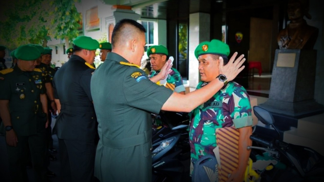 VIVA Militer: Mayjen TNI Sonny Aprianto berikan sepeda motor