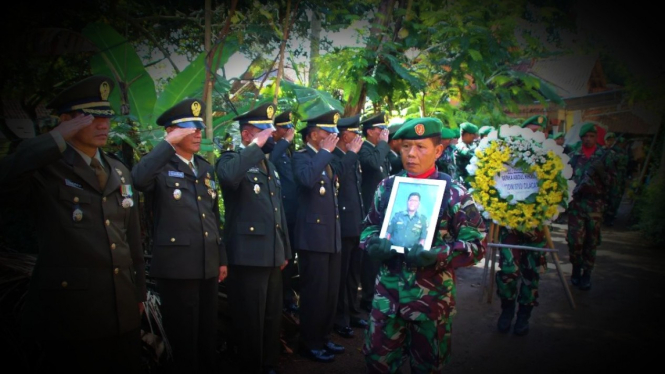 VIVA Militer: Prosesi pemakaman militer almarhum Serka Andul Kholiq.