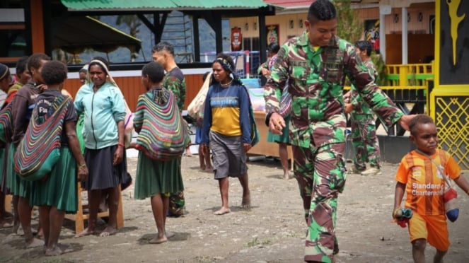 VIVA Militer: Aksi berbagi pasukan Yonif PR 305/Tengkorak di Intan Jaya.