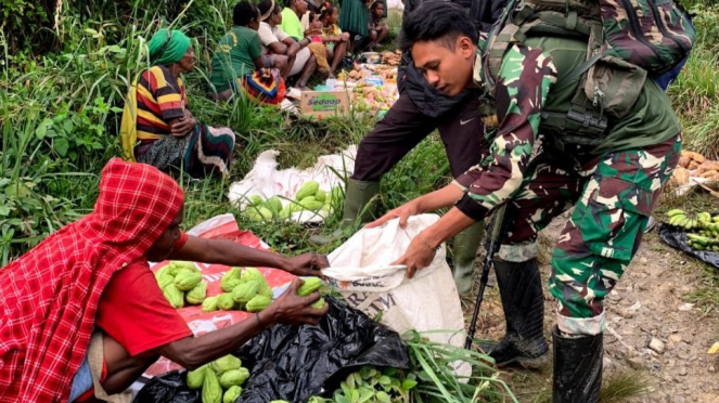 VIVA Militer: Aksi berbagi pasukan Yonif PR 305/Tengkorak di Intan Jaya.