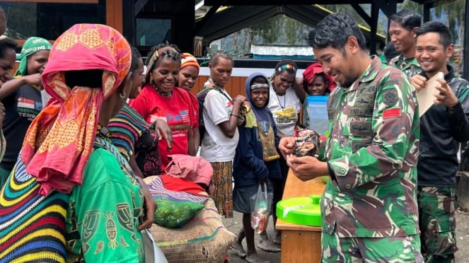 VIVA Militer: Aksi berbagi pasukan Yonif PR 305/Tengkorak di Intan Jaya.