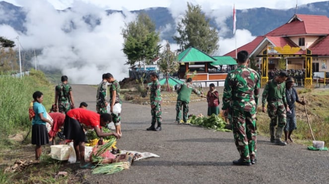 VIVA Militer: Aksi berbagi pasukan Yonif PR 305/Tengkorak di Intan Jaya.