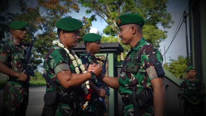 VIVA Militer: Danyonif 406/Candra Kusuma sambut  kedatangan 10 satgas apter.