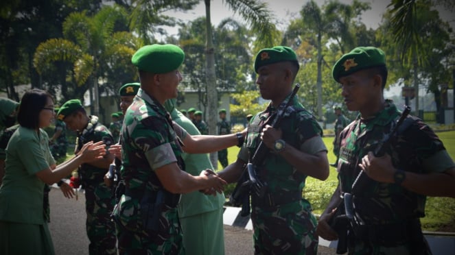 VIVA Militer: Danyonif 406/Candra Kusuma sambut  kedatangan 10 satgas apter.