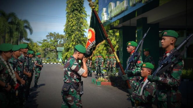 VIVA Militer: 10 prajurit Satgas Apter Yonif 406/Candra Kusuma cium pataka.