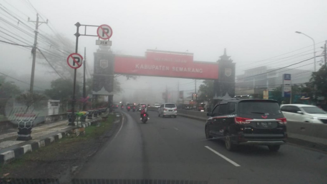 Jalan berkabut di Semarang