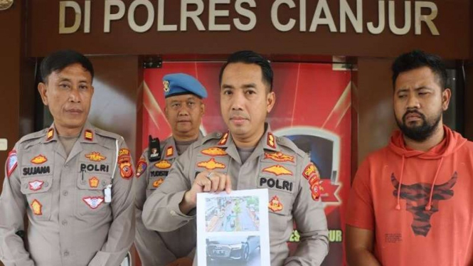 Kapolres Cianjur AKBP Doni Hermawan saat menunjukkan mobil penyusup rombongan