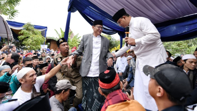 Eks Gubernur Banten Wahidin Halim dan Anies Baswedan.