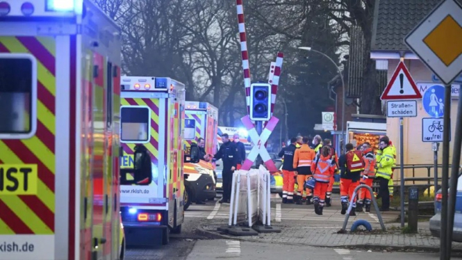 Seorang warga Palestina menikam dua orang Jerman dan melukai tujuh lainnya di sebuah kereta api di Jerman utara. 