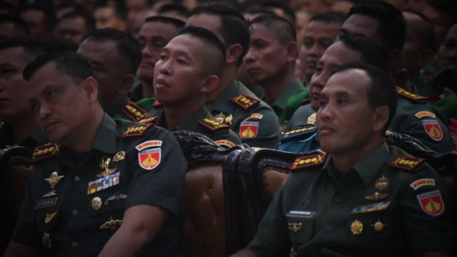 VIVA Militer: Letjen TNI Prabowo di hadapan prajurit Kodam Diponegoro.