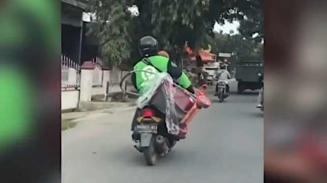 VIVA Otomotif: Video viral pengendara ojol bawa sepeda mainan