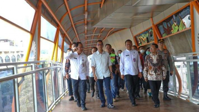 Pj Gubernur DKI Heru Budi Hartono (tengah) melintasi JPO/Skywalk Kebayoran.